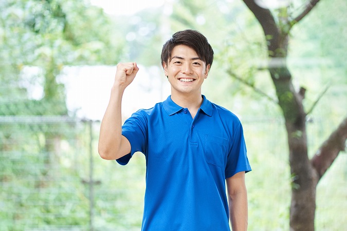 青シャツの男性